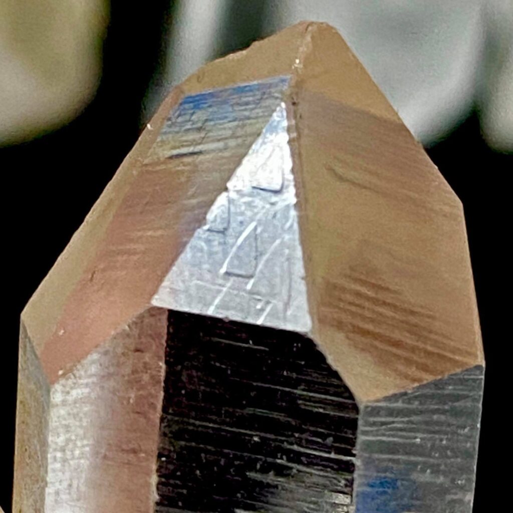晶柱有四個面都有三角記憶體